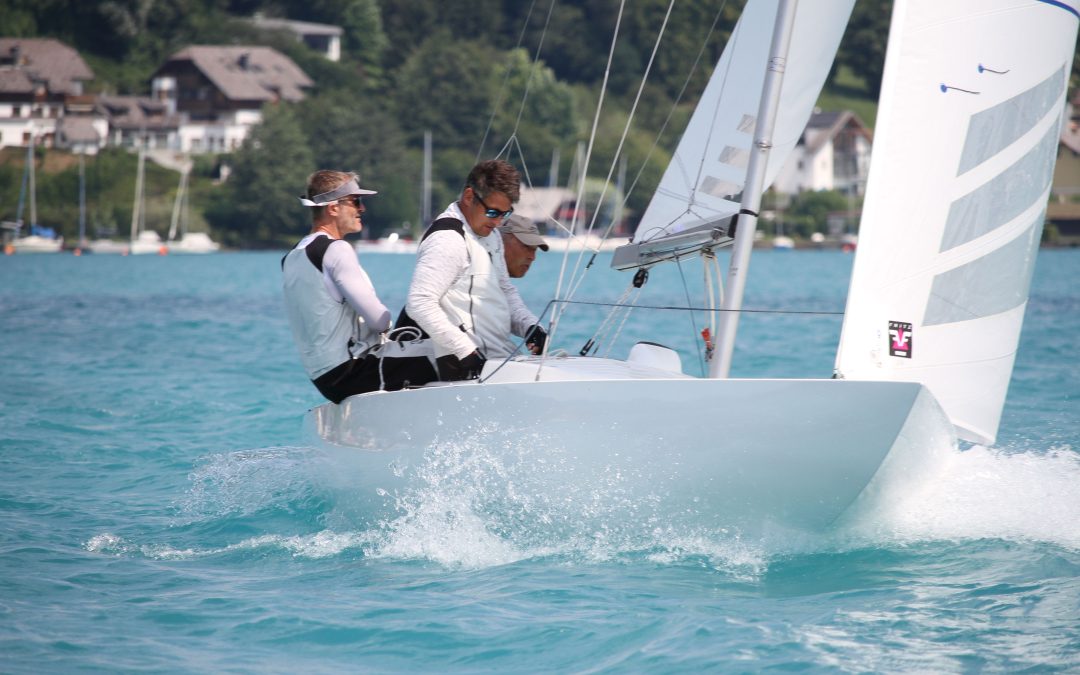 Drachenversammlung, segelnd – nicht fliegend